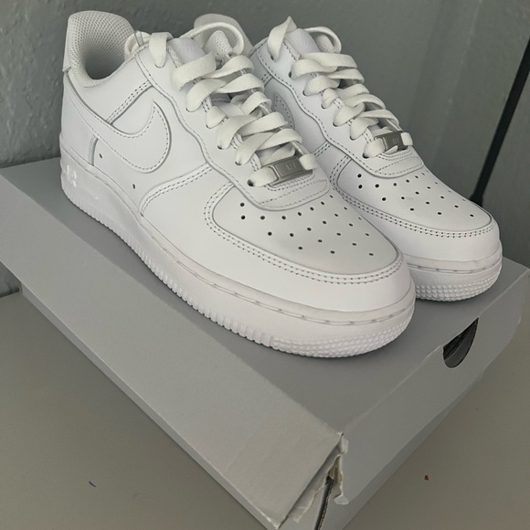 White Nike Air Force 1 size 6.5 - Picture 3 of 7